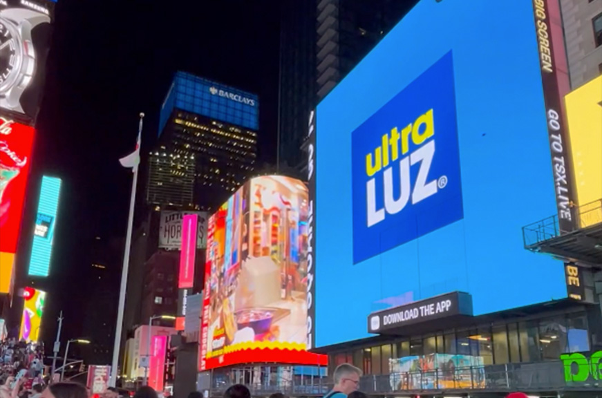 𝗨𝗹𝘁𝗿𝗮𝗹𝘂𝘇 completa 𝟭𝟱 𝗔𝗻𝗼𝘀 ✨💡 e tem a sua marca exibida na Times Square em Nova Iorque, em celebração a esta dada especial!
